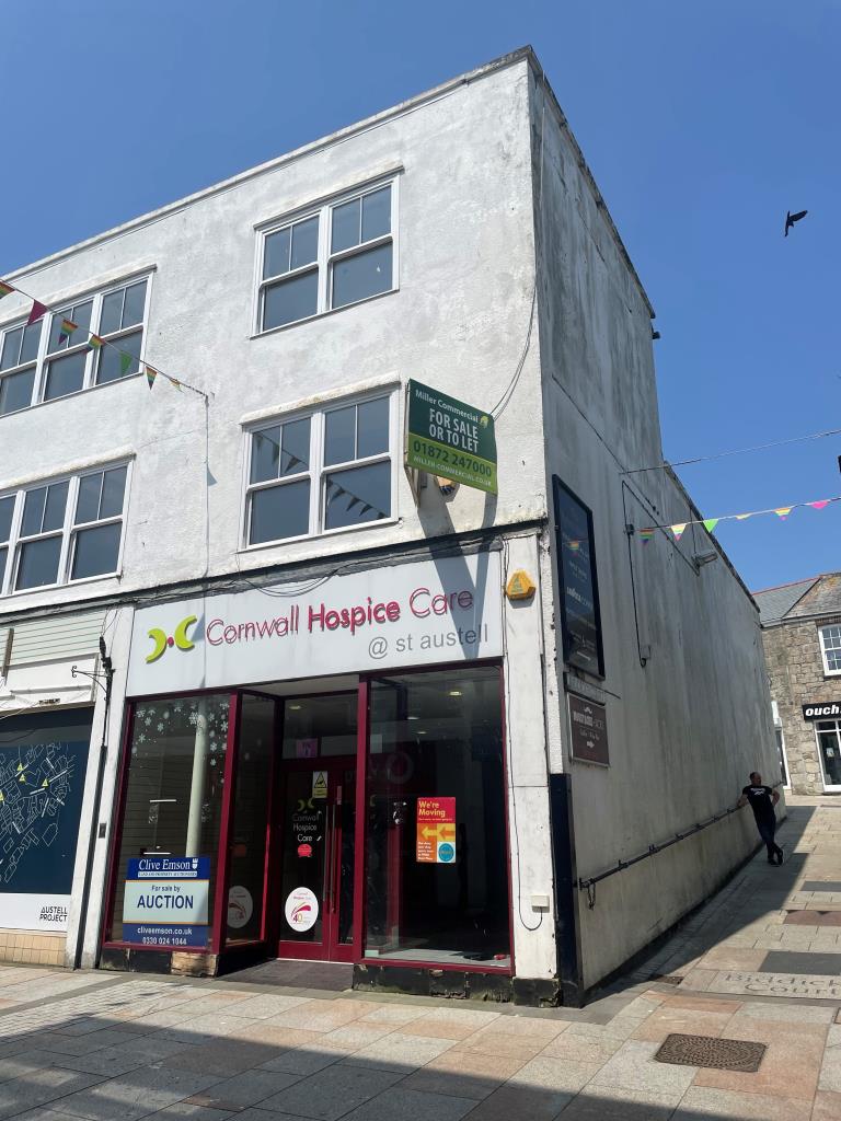 Lot: 11 - COMMERCIAL PROPERTY IN PROMINENT LOCATION - Photo of front fa?ade of building